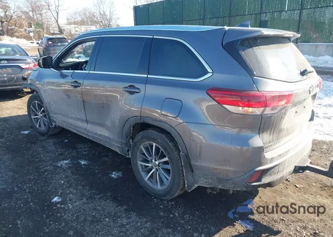 2018 Toyota Highlander Xle z USA, uszkodzony, nr VIN 5TDJZRFH1JS555498